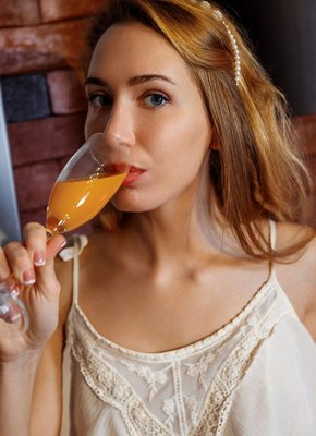 Голая дылда раскрыла рогатку на диване