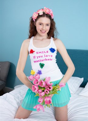 Молодая девушка оголила волосатую письку