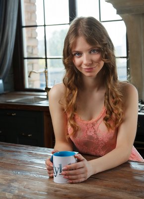 Милашка без трусиков светит прической на лобке