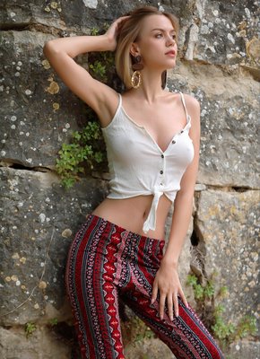 Сексуальная модель с красивой упругой грудью