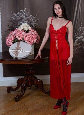 Брюнетка в чулках мастурбирует бритую пизду