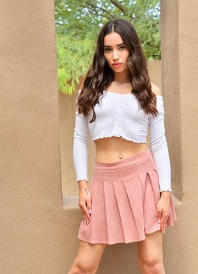 Девица трахает бритую пизду длинным самотыком