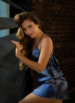 Возбужденная детка мастурбирует в постели