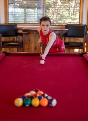 Сучка с сочной жопой играет в бильярд