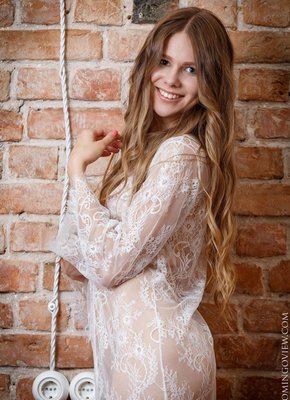 Обнаженная детка в прозрачном халате