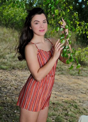 Развратная брюнетка показала голые прелести