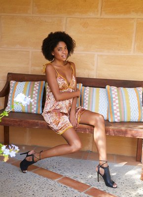 Стройная негритянка хвастается голым телом