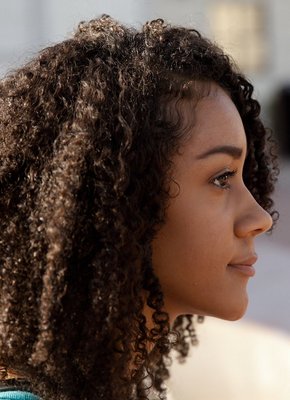 Негритянка задрала кофту и показала титьки