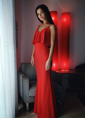 Девушка без трусов сняла красное платье