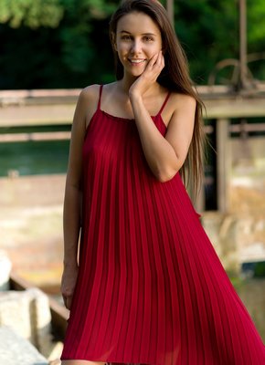 Милашка с натуральными дойками сняла платье