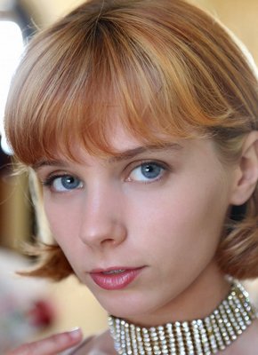 Девушка с аккуратной небольшой грудью