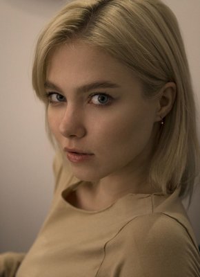 Нежная блондинка в облегающем платье