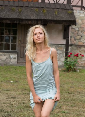 Деревенская девица позирует голой