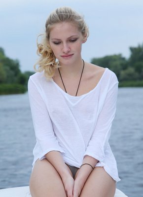 Краля с натуральными сиськами на катере