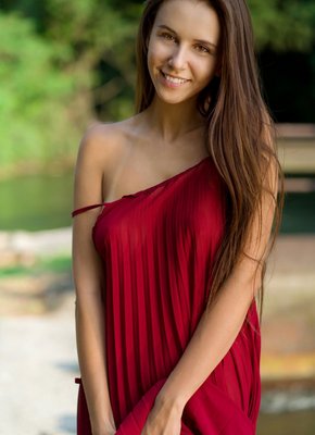 Грудастая няшка сняла платье