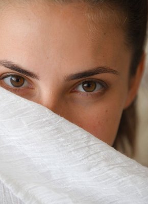 Стройная сексуальная девица выгибается в постели