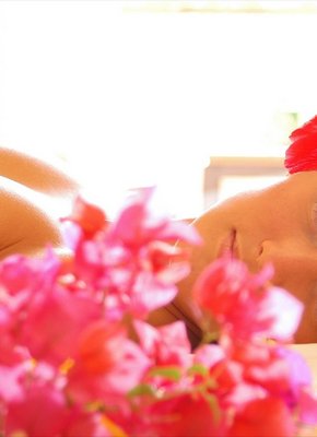 Блондинка в стрингах улеглась на кровати