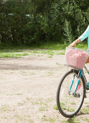 Сексуальная велосипедистка показала бритую писку и попку