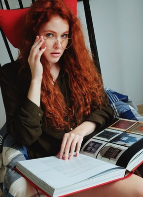 Кудрявая рыжеволосая стройняшка с бритой щелкой