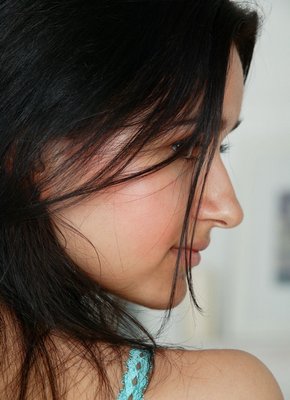 Брюнетка с большими сиськами и волосатым лобком