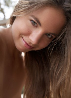 Раздетая молодая девка с плоской грудью