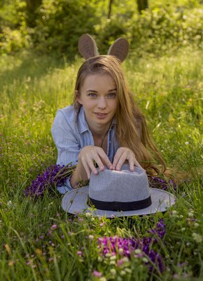 Молодая худая девица с заросшим лобком на природе