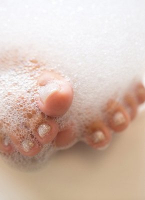 Дамочка с мокрой попкой в стрингах встала раком в ванне