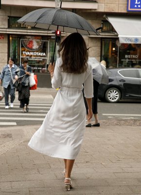 Показала попку в трусиках под плащём на улице