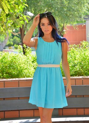 Жена подняла платье без трусов