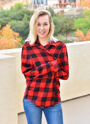 Девка сняла рубашку и джинсы показав бритую письку