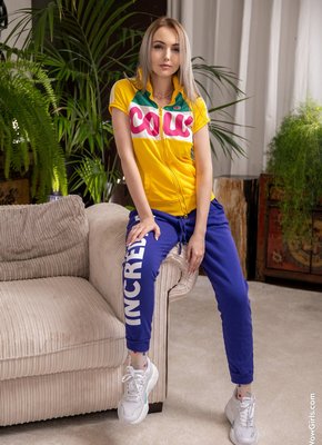 Блондинка снимает спортивный костюм