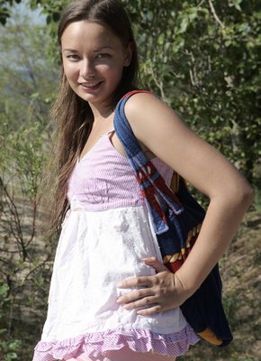 Потаскушка раздевается на пляже