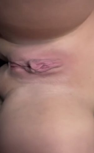 Голенькая чикса с большой грудью красуется своей побритой мандой