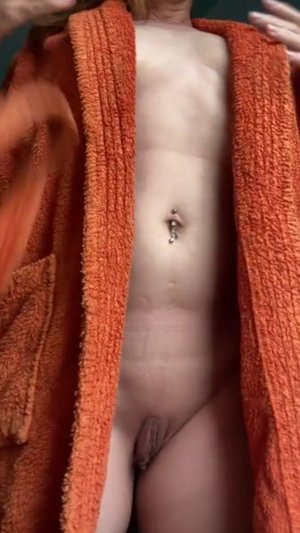 Худая краля в халате откровенно засветила своей побритой киской