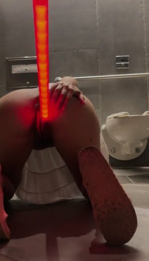 Подруга трахает очко веселой лесбухи длиннющим светящимся жезлом